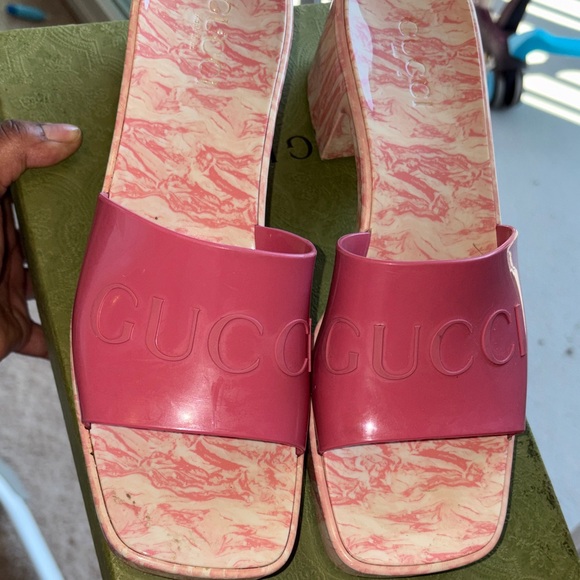 Gucci Coral Pink Marble Logo Block Heel Rubber Slides in box - Picture 11 of 12